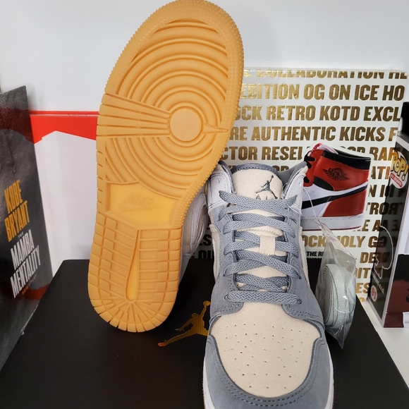 Jordan 1 Mid Coconut Milk - Picture 2 of 3